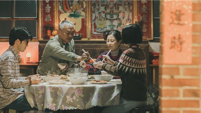 《盐水大饭店》剧中一家人张耀仁、谢铭佑、方文琳幸运逃过负债危机。（公视台语台提供）