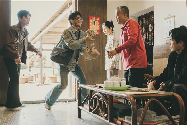 《盐水大饭店》剧中张耀仁终于筹到钱，家人逃过负债危机。（公视台语台提供）