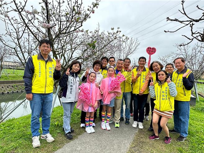 罗东镇长吴秋龄表示，樱花步道为全国第一个在平地河岸就能赏樱的地方，公所特别加码脸书上传合照抽好礼，欢迎各地游客共襄盛举。（罗东镇公所提供／吴佩蓉宜兰传真）