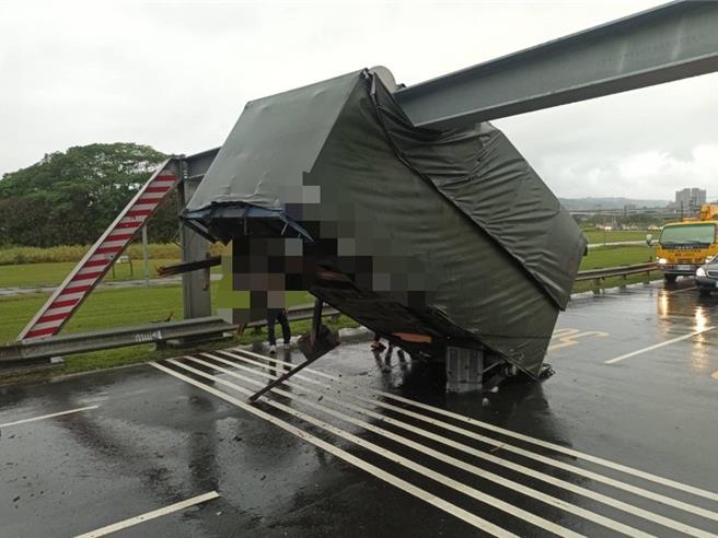 货车的车斗及棚架被扯下。（芦洲警分局提供／张铠乙新北传真）