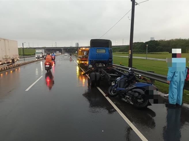 停在路旁的货遭到机车追撞。（芦洲警分局提供／张铠乙新北传真）