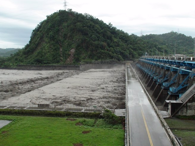 南投兵整中心下士陈尸集集拦河堰，颈部有多处刀伤。（图／翻摄自中区水资源分署网站）	