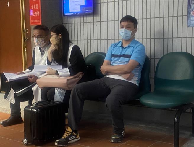 5億高中生命案，夏男涉「假結婚」偽造文書案，台中地院4日開庭審理，夏男仍穿同一件水藍色上衣。（圖／陳淑芬攝）