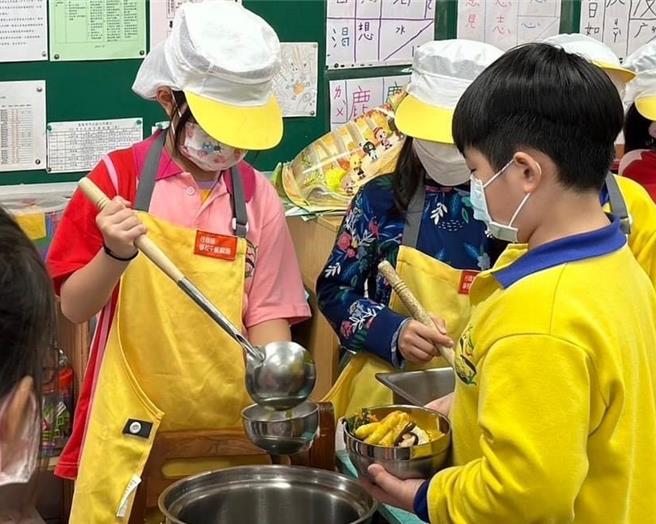 基隆市教育處6日晚間宣布，跟進新北市暫停在學校午餐使用辣椒粉、咖哩粉及相關混製辣椒粉之調味製品3個月，預估不會對學校午餐的口味造成太大影響。（基隆市政府提供／張志康基隆傳真）