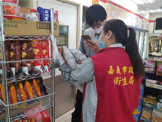 嘉義市衛生局近日稽查市售含辣椒粉的食品。（嘉義市政府提供／廖素慧嘉市傳真）