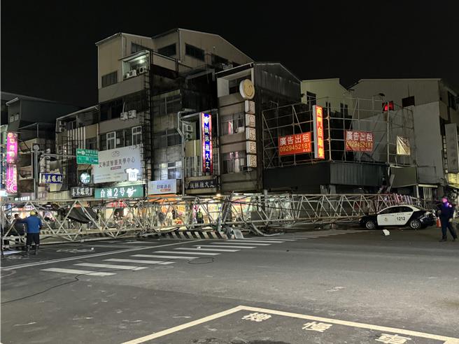 吊车吊臂横在西门路。（曹婷婷摄）