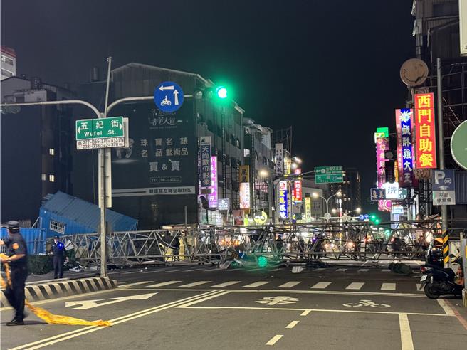 吊车吊臂横在西门路。（曹婷婷摄）