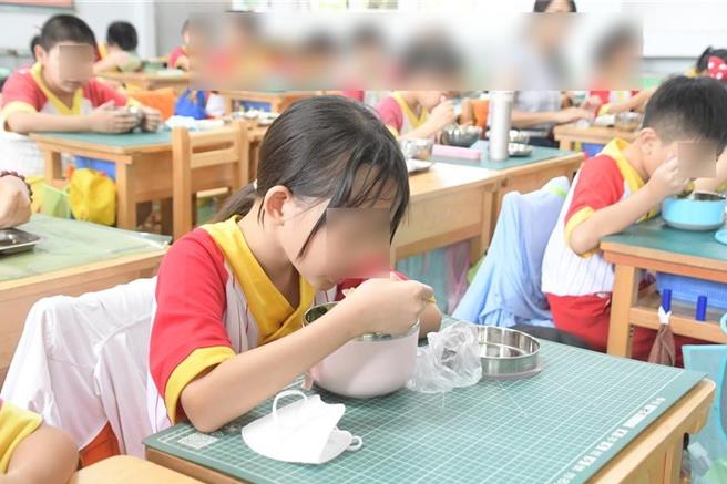 彰化县政府教育处6日宣布，为维护校园食品安全，彰化县自即日起学校午餐暂缓使用辣椒粉及咖哩粉等调味料。（彰化县政府提供／孙英哲彰化传真）