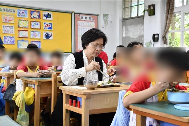 彰化县政府教育处6日宣布，为维护校园食品安全，彰化县自即日起学校午餐暂缓使用辣椒粉及咖哩粉等调味料。（彰化县政府提供／孙英哲彰化传真）