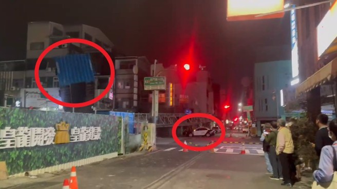 货柜屋乱飞，警车遭砸毁。（翻摄画面）