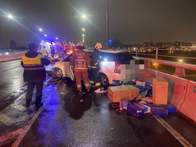 53岁驾驶疑似天雨路滑，不明原因自撞桥上水泥分隔岛，驾驶一度受困车上。 （翻摄画面）