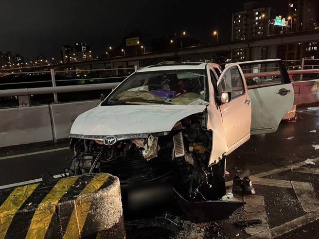 53岁驾驶疑似天雨路滑，不明原因自撞桥上水泥分隔岛，驾驶一度受困车上。 （翻摄画面）