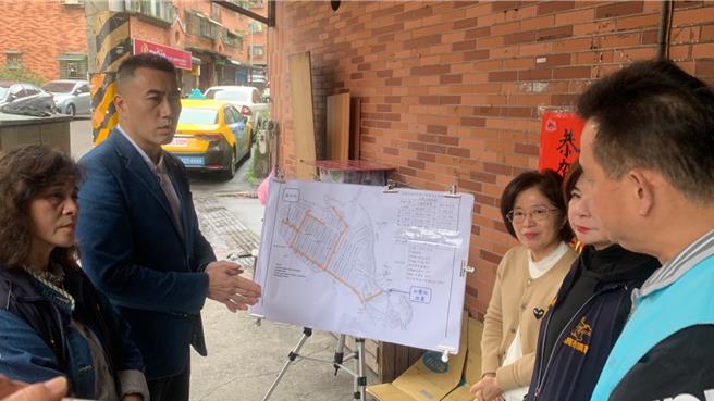 國民黨立委林沛祥（左二）於6日下午辦理會勘基隆市中山區大慶大城社區的高地供水問題，於現場聽取台水未來施工規畫。（徐佑昇攝）