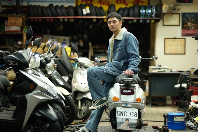 張軒睿在MV裡化身帥氣騎士，意外發現曹楊照片成擋泥板情人。（杰威爾音樂提供）