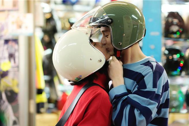 張軒睿與林思廷在曹楊MV中演出浪漫對手戲。（杰威爾音樂提供）