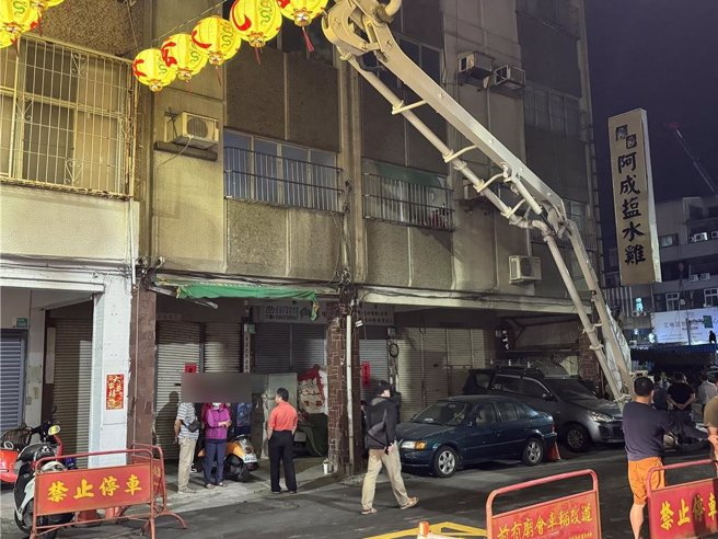 紧邻工地的民眾在门口不敢进屋休息。（曹婷婷摄）