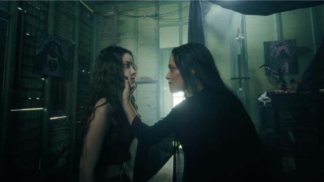 安查莉赛森特（右）和乐盖蒙品乐基齐拉希在片中有多场精采对手戏。（车库娱乐提供）