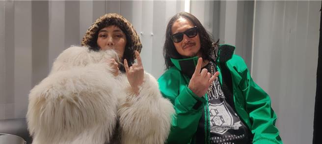 何超儀（左）、嘻哈歌手老公陳子聰開心參與音樂祭演出。（Drill Team 162 Limited、The Wild Ones Music Festival提供）