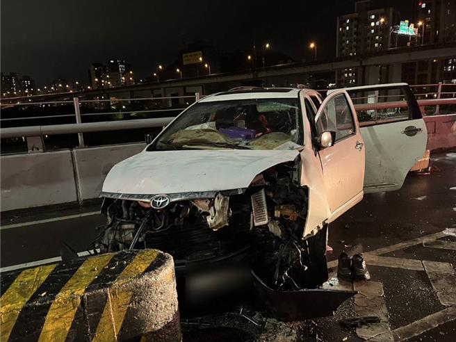 一辆白色自小客车失控撞向分隔岛。（新北消防局提供／张铠乙新北传真）