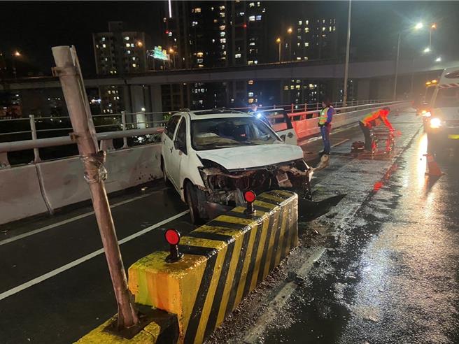 一辆白色自小客车失控撞向分隔岛。（芦洲警分局提供／张铠乙新北传真）