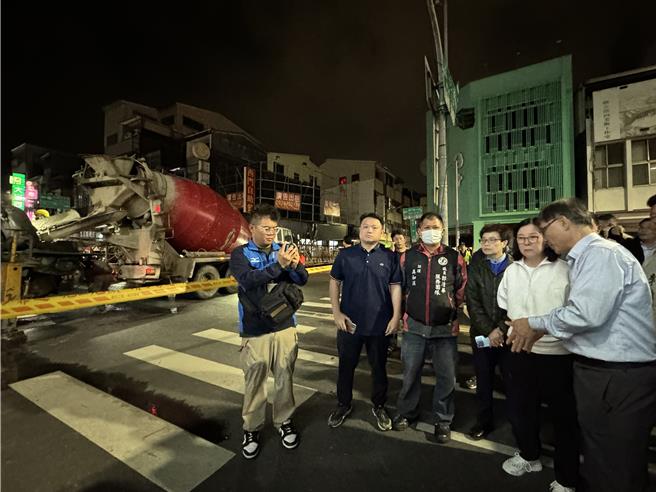 議長邱莉莉（右三）晚間也到場了解狀況。（曹婷婷攝）