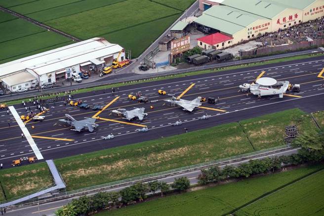 空軍有機會在花東縱谷的一個路段建第6條戰備道。圖為彰化戰備道起降操演。(中時資料庫)