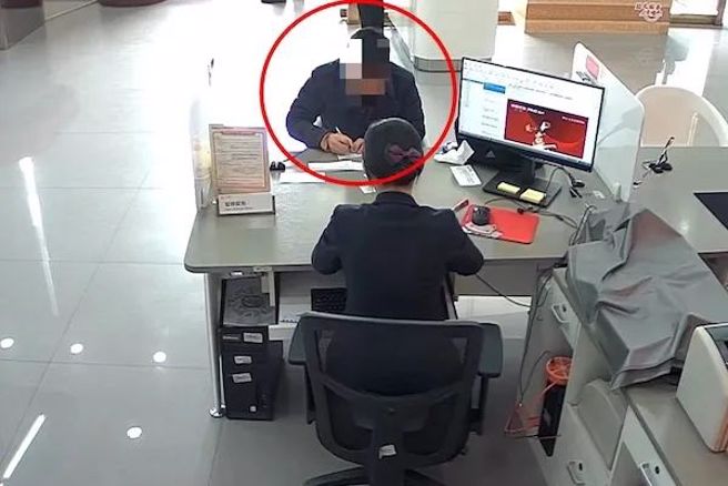 男子離職5年竟收到前公司發來700多萬年終，但他也為此遭到拘提。（圖／翻攝自微博）