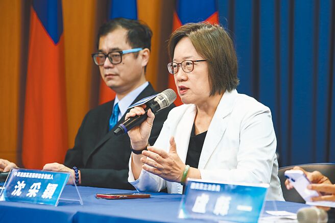 中华民国基层药师协会发起人沈采颖（右起）、医师公会全国联合会常务理事黄启嘉等人5日召开「4月1日新药价上路，民眾用药权益谁来关心？」记者会，呼吁政府应健全健保财务，而不是砍药价。（邓博仁摄）