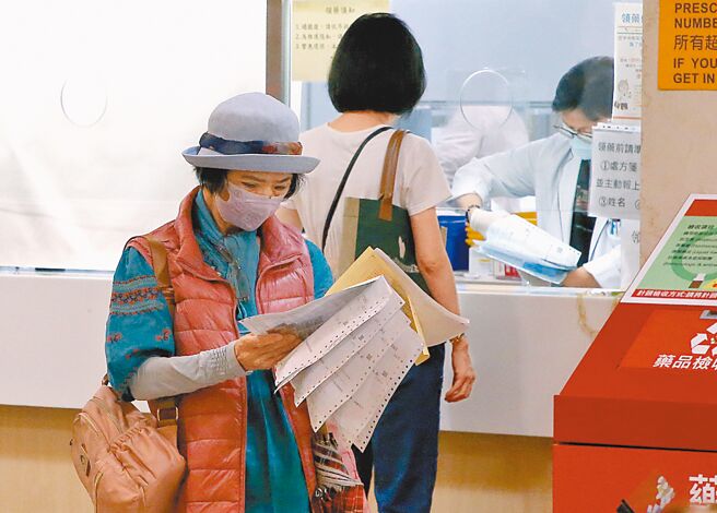 有民眾表示，3月初到双和医院就医看报告，依健保程序缴完620元离开后，接获院方通知若改成自费只要430元，两者价差190元。图为民眾在台北市立联合医院仁爱院区领药。（本报资料照片）