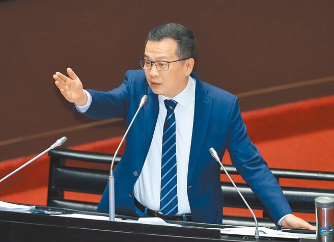 立委罗智强5日在立法院质询中质疑蔡政府关新闻台，指国家通讯传播委员会（NCC）是新闻自由屠夫，并讽刺陈揆是宇宙无敌切割刀。（姚志平摄）