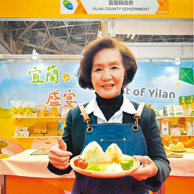 宜蘭縣長林姿妙偕同農漁會代表到日本參加東京國際食品展，運用宜蘭嚴選米、金柑果乾、蔥粉等食材製作龜山島飯糰，吸引眾多參訪者目光，品嘗後紛紛大讚宜蘭米好吃。（宜蘭縣政府提供／吳佩蓉宜蘭傳真）