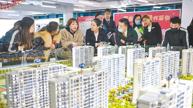 近年大陆官方强调的「房住不炒」基调，在今年政府工作报告消失，这是2019年以来首次未提及。图为山西太原民眾在挑选商品房户型。（中新社）