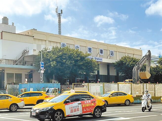 台铁中坜站过往被民眾戏称为「最丑车站」，随着桃园铁路地下化的推动，配合中坜临时站将于今年6月15日启用，铁道局确定将于9月拆除旧中坜站站体。（吕筱蝉摄）