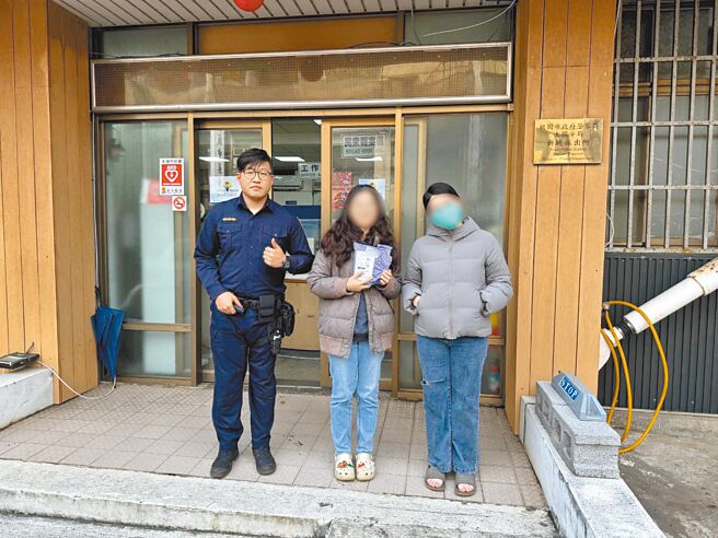 桃園市觀音區4日發生超商取貨烏龍案件，警方追查發現誤取商品的31歲李女（右）竟與報案者24歲李女（中）不僅同名同姓，連手機末3碼都相同。（警方提供／蔡明亘桃園傳真）