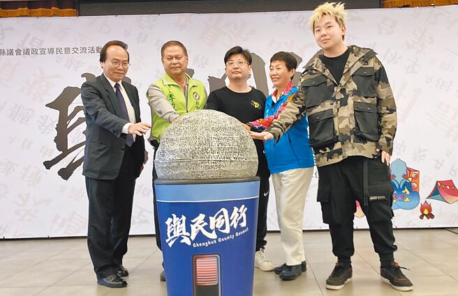 彰化縣議會議長謝典林（中）歡迎全國鄉親在3月30前來縣議會參加「與民同行」活動。（孫英哲攝）