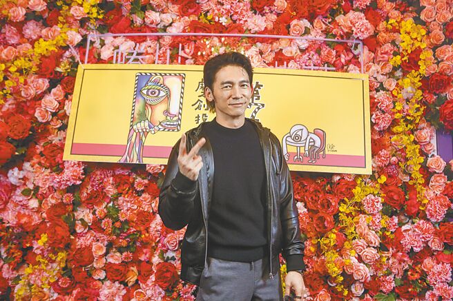 温昇豪為第7屆筋斗云創劇本創投平台擔任評審，5日出席發布會，拍照時才暫時摘下墨鏡。（鄧博仁攝）