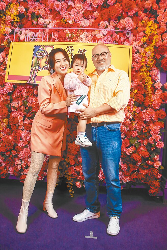 趙小僑（左起）5日帶著愛女典典寶寶站台，力挺老公劉亮佐主導的第7屆筋斗云創劇本創投平台發布會。（鄧博仁攝）