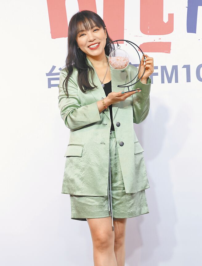 丁噹近来推出新专辑，5日出席电台宣传活动。（陈俊吉摄）