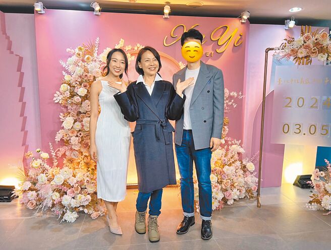 柯淑勤（中）5日陪著女兒杜蕾（左）及女婿Andrew完成結婚登記。（海納百川提供）