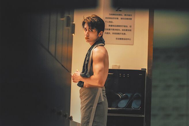 张新成为《天才基本法》脱水扮拳击选手。（中天娱乐台提供）