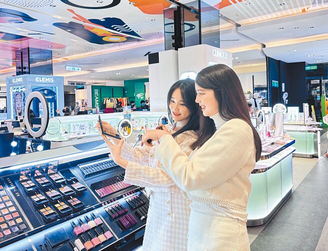 新光三越会员招募中，新会员使用skm pay消费，最高再送2000点。（新光三越提供）