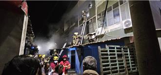 台南透天厝深夜大火5人受困获救   「8颗住警器」救全家