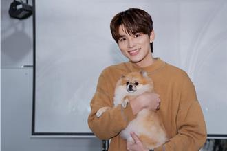 王品澔回母校被狗搶風采 曝拿到劇本先對鏡子放電