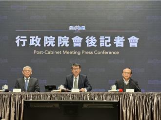 政院拍板！10項「交通微罪不記點」 騎機車講手機在內