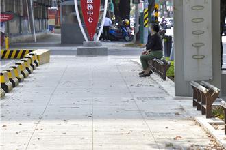 走累就坐下！高雄全台首創座椅式護欄 安全又實用