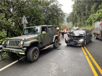 新店轎車追尾撞軍用吉普車 2車4人受傷送醫