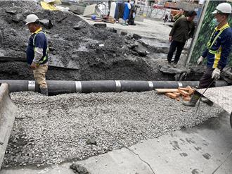台南五妃街道路塌陷缺水10多個小時 下午1點有水了