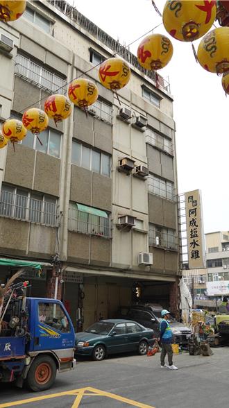 台南市工地天坑旁住户夜难眠 家属今返回关切