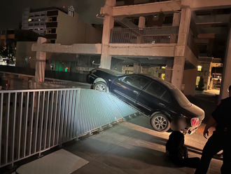 四條通緝犯遇霹靂小組加速逃逸 沿路違規逆向自撞險翻車