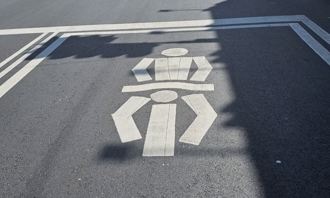 大馬路上驚見「2個人疊在一起」圖案？ 網傻眼：完了回不去了